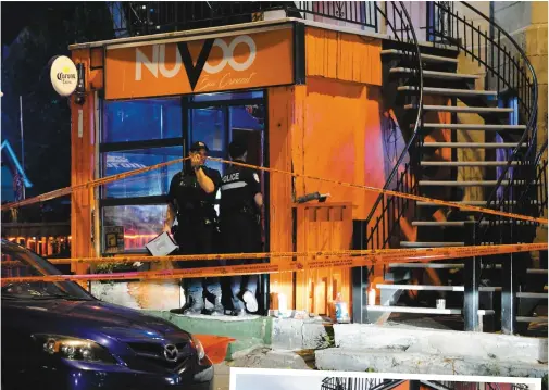  ?? PHOTO D’ARCHIVES, ET AXEL MARCHAND-LAMOTHE ?? Le Nuvoo Bar, qui avait été le théâtre d’une fusillade le 15 septembre dernier, a été fermé en urgence à la demande de la police de Montréal qui craignait pour la sécurité du public. Ci-contre, l’endroit semble maintenant à l’abandon.