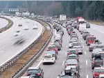  ?? FOTO: DPA ?? Zu viele Autos zur gleichen Zeit in die gleiche Richtung unterwegs – das gibt Stau.