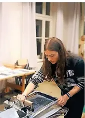  ?? FOTO: STADT NEUSS ?? Jeremias Meier bei einer Siebdruck-arbeit in der Alten Post.