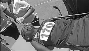  ??  ?? Koorndijk wordt aan een zuurstofap­paraat geplaatst nadat hij in ademnood raakte. (Foto:VSJS)