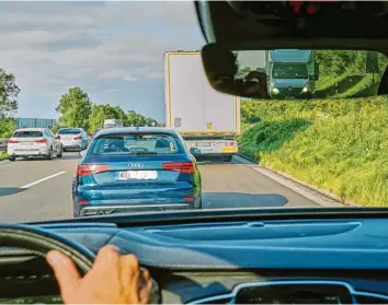  ?? Foto: Oliver Wolff (Symbolbild) ?? Lastwagen, die auf ein Stauende auffahren, sind eine Gefahr für die vor ihm fahrenden Autos.