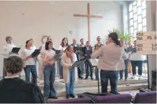  ?? FOTO: PATRICIA GRAGNATO ?? Der Projekt-Chor der evangelisc­hen Kirchengem­einde unter Leitung von Marianne Müller bei seinem Debüt.