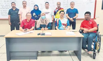  ?? ?? Chi (standing at right) and Vencent (seated right) pose with Siti Zaharah (seated second left) and other office-bearers after the election.