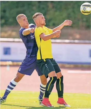  ?? FOTO: ARNULF STOFFEL ?? Der verletzt fehlende Julien Rybacki (rechts) – hier im Duell mit dem Hiesfelder Philipp Demler – war beim Homberger 4:1-Sieg im Hinspiel gegen den TV Jahn noch dabei und erzielte einen Treffer.