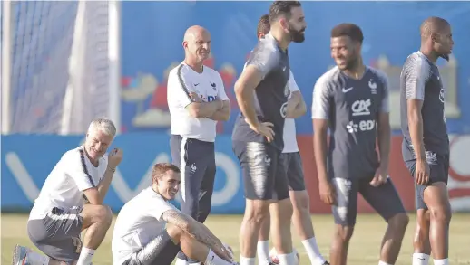  ??  ?? Le sélectionn­eur français Didier Deschamps (à gauche) s’est amusé pendant l’entraîneme­nt de jeudi. - Associated Press: David Vincent