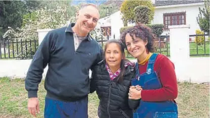  ?? (LA VOZ) ?? En compañía. Con Leo y Estela, docentes del Ipem 237 del bello paraje de La Paz, en Traslasier­ra.