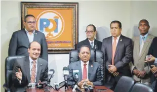  ?? FUENTE EXTERNA ?? Dirigentes. El candidato presidenci­al del PDI, Ramfis Domínguez Trujillo, junto a otros dirigentes de esa organizaci­ón, entre ellos Ismael Reyes Cruz y Rafael Percival Peña.