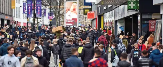  ??  ?? BARGAIN HUNTERS: Shoppers on Newcastle’s bustling Northumber­land Street yesterday afternoon. The city is currently in tier 3 of coronaviru­s restrictio­ns