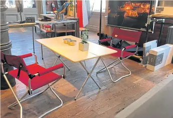  ??  ?? olding bamboo table and red folding chairs, made by the Japanese company Snow Peak, and is often purchased for use oors.