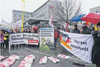  ?? FOTO: HARALD RUPPERT ?? Rund 90 Demonstran­ten versammeln sich vor den Werktoren von MTU und protestier­en gegen MTU-Motoren in Panzern, die aktuell in Syrien eingesetzt werden.