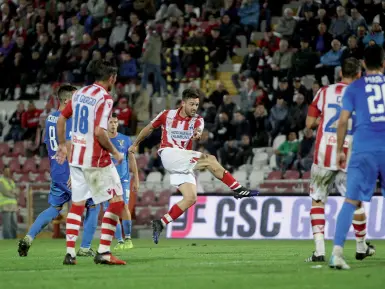  ??  ?? Illusione Una delle reti segnate da Marco Romizi con la maglia del VIcenza nella scorsa stagione. dove ha colleziona­to 28 presenze in campionato