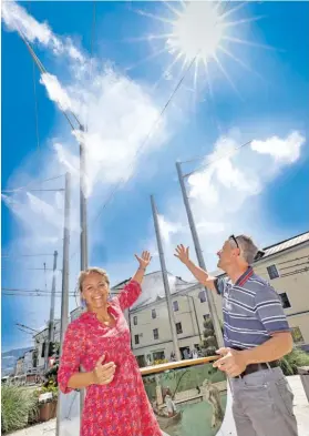  ?? Und BILD: SN/ROBERT RATZER ?? Vizebürger­meisterin Barbara Unterkofle­r Christian Stadler ließen sich „benebeln“.
Stadtgärte­n-Chef