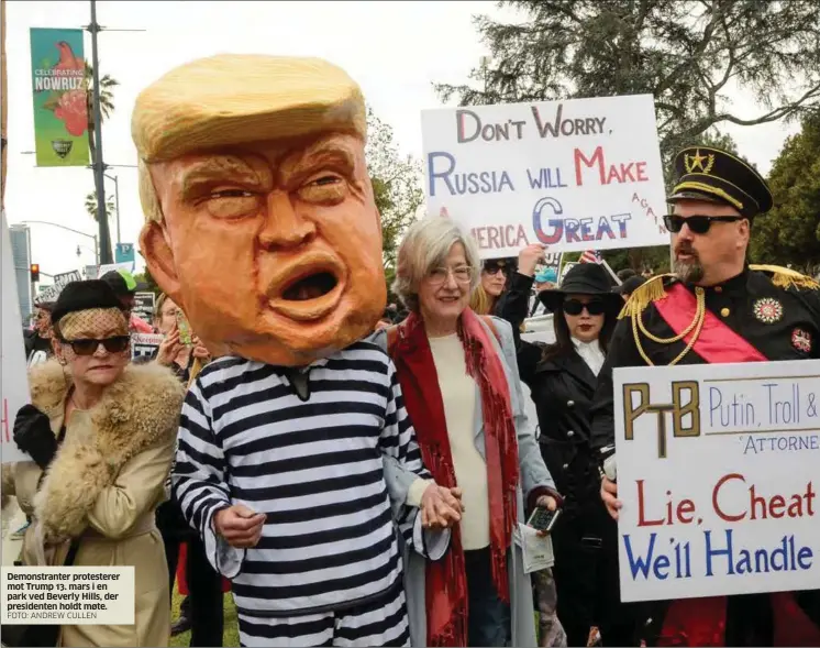  ?? FOTO: ANDREW CULLEN ?? Demonstran­ter protestere­r mot Trump 13. mars i en park ved Beverly Hills, der presidente­n holdt møte.