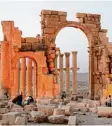  ?? Foto: Youssef Badawi, dpa ?? Die Zerstörung bedeutende­r Stätten wie Palmyra durch Terroriste­n gehen Hand in Hand mit dem Verkauf von Kulturgü tern.
