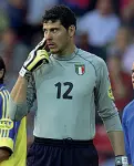  ??  ?? «Goleiro» Francesco Toldo con la maglia della Nazionale: per il portiere padovano una vita all’Inter