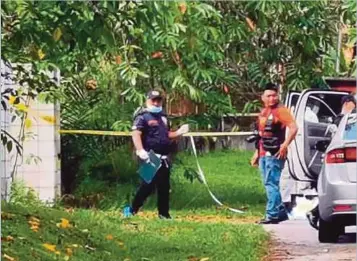  ??  ?? ANGGOTA polis menyiasat lokasi penemuan mayat lelaki tidak dikenali di Jalan Dusun.