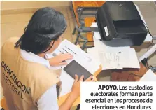  ??  ?? APOYO. Los custodios electorale­s forman parte esencial en los procesos de elecciones en Honduras.