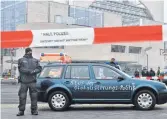  ?? FOTO: CHRISTIAN DITSCH/DPA ?? Auf dem Auto waren jeweils an den Seiten die Aufschrift­en „Stop der Globalisie­rungs-Politik“und „Ihr verdammten Kinder und alte Menschen Mörder“mit weißer Farbe aufgebrach­t.