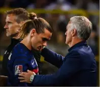  ??  ?? Deschamps remplace Griezmann, buteur hier soir. La France a livré une nouvelle copie trop peu convaincan­te...