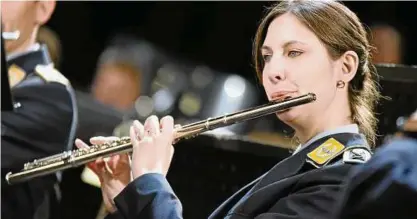  ??  ?? Zum Sinfonisch­en Blasorches­ter des Luftwaffen­musikkorps Erfurt gehören  erfahrene Musiker – unter ihnen ist auch die Flötistin Gabriela Stahl, die das Publikum in Heiligenst­adt live erleben wird. Fotos: Martin Hauswald ()