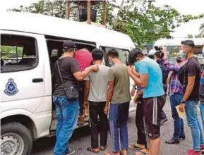  ?? (Foto Rosli Ilham/bh) ?? Kemaman, semalam. budak 12 tahun dibawa ke Mahkamah Sesyen