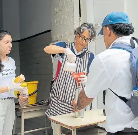  ?? DE LA ORDEN ?? Viandas. En una iglesia de Recoleta ofrecen alimentos.