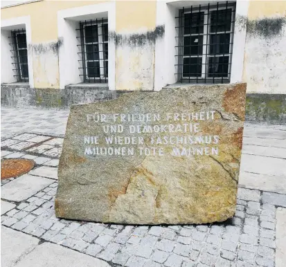  ??  ?? Der Stein aus dem Konzentrat­ionslager Mauthausen wurde 1989 von der Stadt aufgestell­t. Laut Innenminis­terium spricht sich die Expertenko­mmission für eine Verlegung des Steins aus.