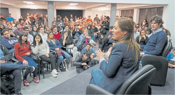  ??  ?? Dúo. María Eugenia Vidal y Martín Lousteau, ayer en el campus de la Universida­d de Lomas de Zamora. Buscan captar el voto joven.