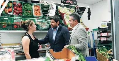  ?? LA RAZÓN ?? López Miras en su visita a comercios de Alcantaril­la