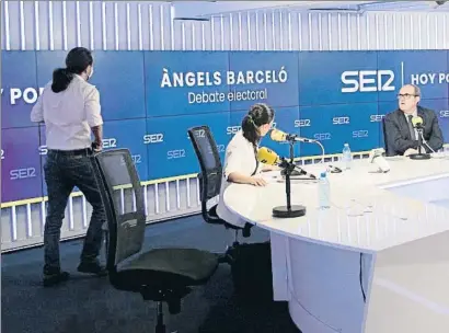  ?? SER ?? Iglesias aixecant-se de l’estudi de la Ser on participav­a en un debat amb quatre candidats més