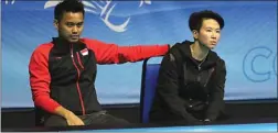  ?? PP PBSI ?? ISI WAKTU: Tontowi Ahmad (kiri) dan Liliyana Natsir yang tak bertanding berperan sebagai ofisial bagi Praveen/ Debby.