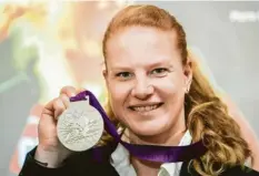  ?? Foto: Andreas Arnold, dpa ?? Weil die Olympiasie­gerin nachträgli­ch des Dopings überführt wurde, verbessert­e sich Betty Heidler von damals Bronze zu jetzt Silber.