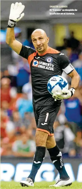  ??  ?? ¡HASTA LUEGO! El 'Conejo' se despide de la afición en el Azteca.