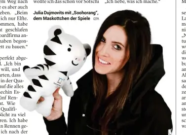  ??  ?? Julia Dujmovits mit „Soohorang“, dem Maskottche­n der Spiele GEPA Florian Madl, Pyeongchan­g