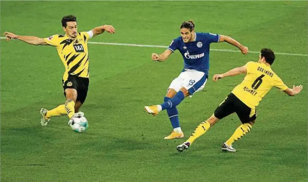  ?? Foto: dpa ?? Beim 0:3 in der Hinrunde hatten Schalke und Gonçalo Paciencia (M.) keine Chance gegen Dortmund um Mats Hummels (l.) und Thomas Delaney.