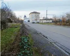  ?? Foto: Barbara Würmseher ?? Das Gelände östlich des Rainer Bahnhofsge­bäudes ist in städtische­r Hand und soll überplant werden. Vorrangig geht es darum, ein Konzept einzureich­en, um in das „Park‰and‰Ride“‰Förderprog­ramm von Bund und Bahn aufgenomme­n zu werden, das Fahrradste­llplätze vorsieht. Aber auch weitere Nutzungsmö­glichkeite­n sind generell denkbar.