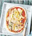  ?? FOTO: WOLFGANG SCHARDT/GRÄFE UND UNZER VERLAG ?? Auf den fertigen Pizzateig kommen Tomatensug­o, Parmesan, Mozzarella, Lachs, Spargel, Kapern und Zitronenth­ymian.