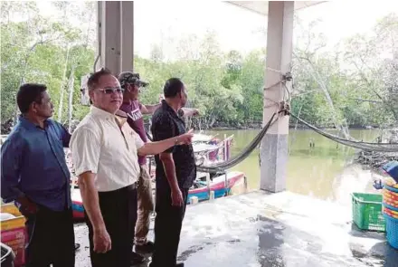  ??  ?? Penduduk dan pengusaha bot nelayan mahu Sungai Kampung Panchor dilebarkan
