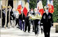  ??  ?? Le cortège arrive au monument aux morts