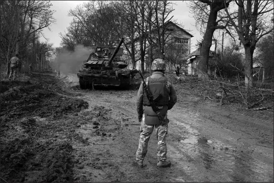  ?? TYLER HICKS / THE NEW YORK TIMES ?? The Ukrainian Army recovers a disabled T-72 Russian tank April 1 in Trostyanet­s, Ukraine.