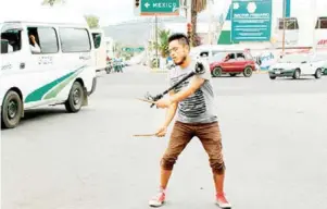  ?? / Foto: Erwin Reyes ?? A la actividad informal que se aplica en los cruceros de la capital, se suma la de malabarist­as y tragafuego.