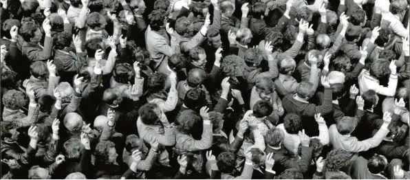  ?? Foto: Imago ?? Ein Bild aus dem Jahr 1982: Männer aus dem Kanton Appenzell‰Innerrhode­n stimmen gegen das Wahlrecht für Frauen.