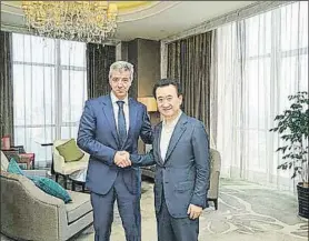  ?? FOTO: ATLETICO ?? Miguel Ángel Gil Marín y Wang Jianlin, acuerdo en Nanning