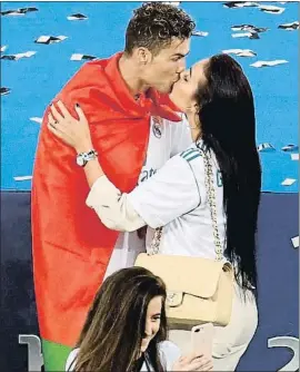  ?? SERGEI SUPINSKY / AFP ?? Cristiano Ronaldo y su pareja besándose, ayer en Kíev