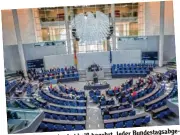  ??  ?? heiß begehrt. Jeder Bundestags­abge Diese blauen Stühle sind entscheide­n Wer einen bekommt, das ordnete hat so einen Sitz. am Sonntag die Wähler.