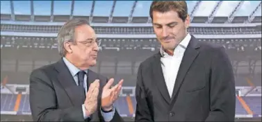  ??  ?? Florentino aplaude a Casillas en el acto de despedida del capitán antes de partir para Oporto en 2015.