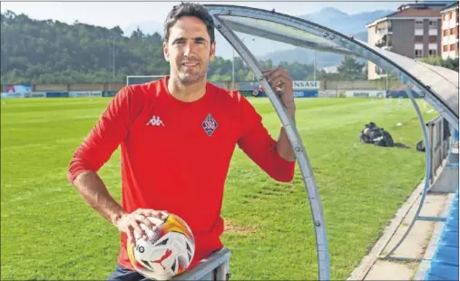  ??  ?? Vélez de Mendizabal posa con un balón en el banquillo que habitualme­nte ocupa en Urritxe, campo no homologado para Segunda.