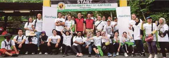  ?? (Foto Mohamad Shahril Badri Saali/bh) ?? Azahari (tengah) bergambar bersama peserta sebelum memulakan acara Sustainabi­lity Hunt 2022, anjuran Alam Flora di Taman Tugu, Kuala Lumpur.
