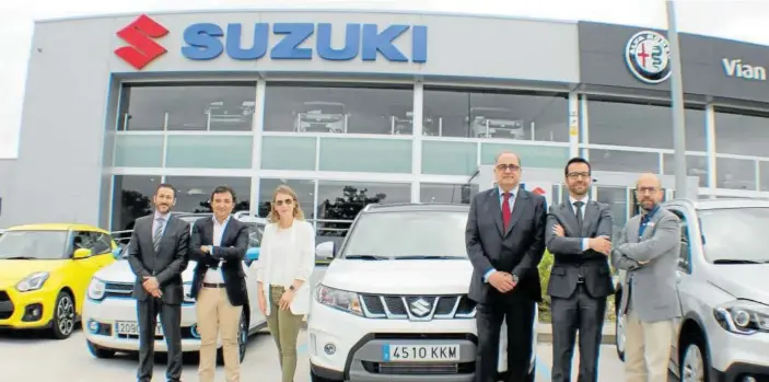  ?? Foto: D.N. ?? Equipo de Vian Automobile, con los modelos de la marca en el exterior de las instalacio­nes en el polígono de Mutilva Baja.