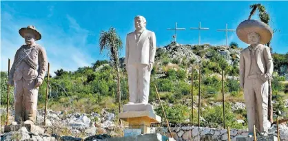  ?? CUARTOSCUR­O ?? En Querétaro erigieron una estatua del tabasqueño entre las de Villa y Zapata.